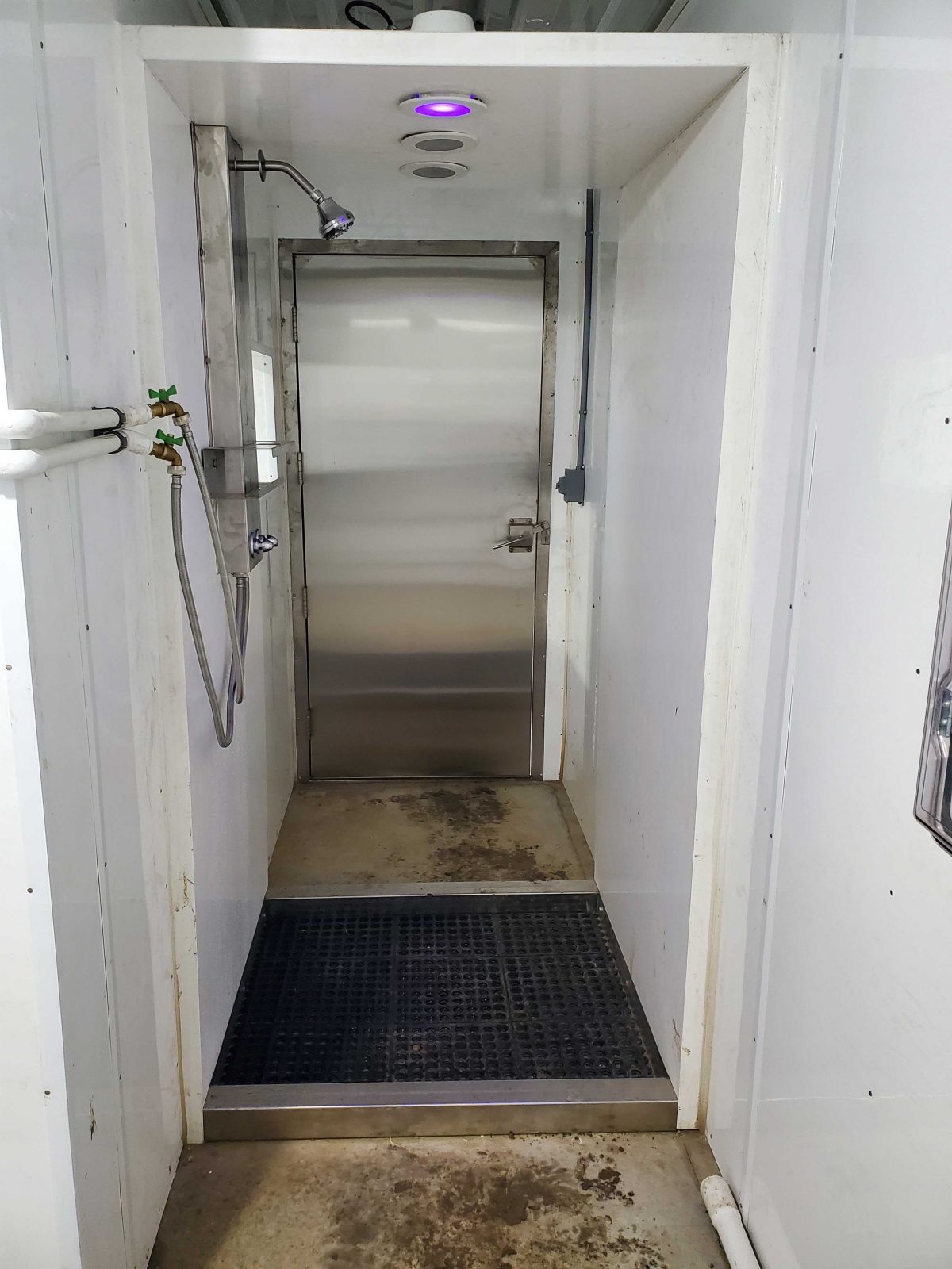 Brad's Nursery 1200 head Van Voorst Equipment