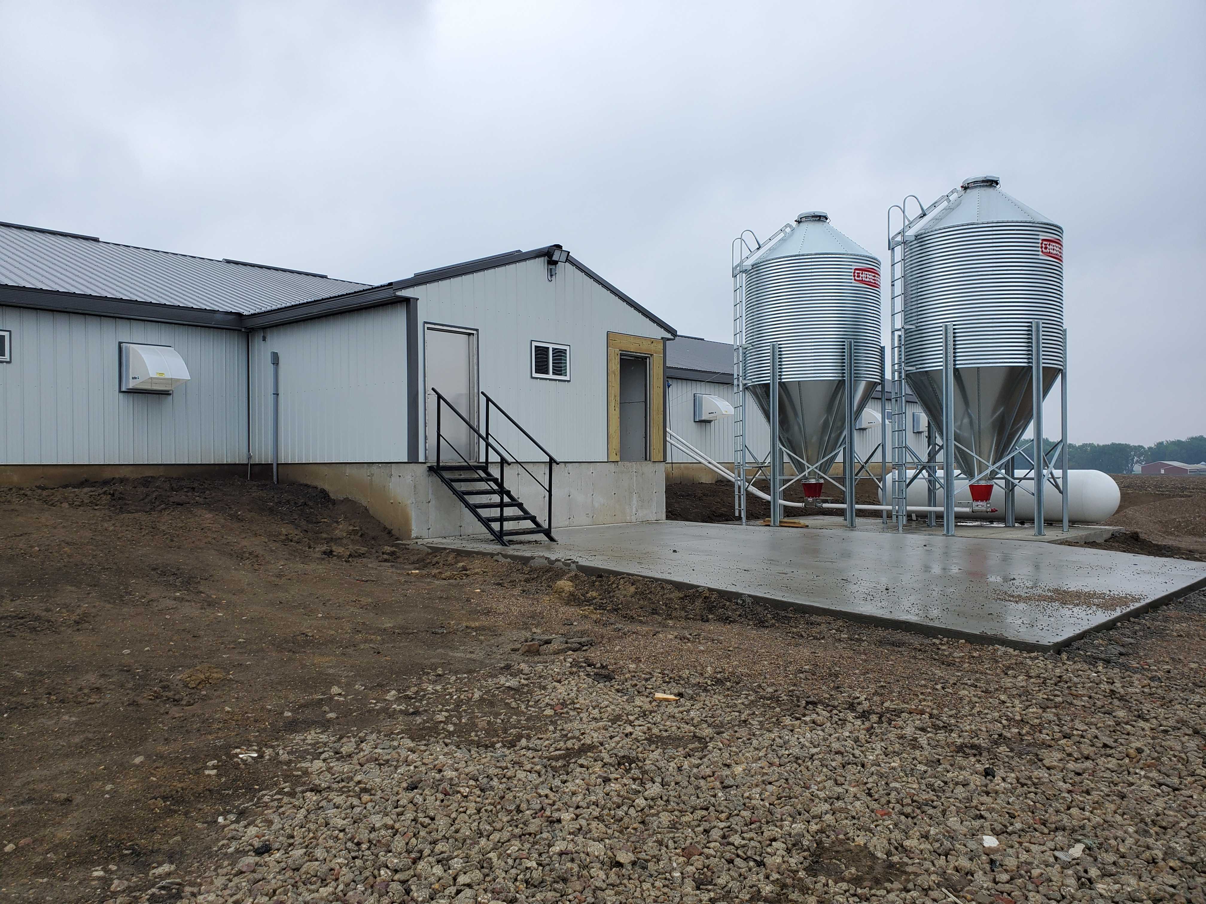 Brad's Nursery 1200 head Van Voorst Equipment